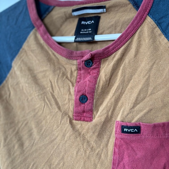 🎉4/30$🎉 RVCA Men's Tan and Blue Raglan Shirt🛑 - Picture 2 of 4